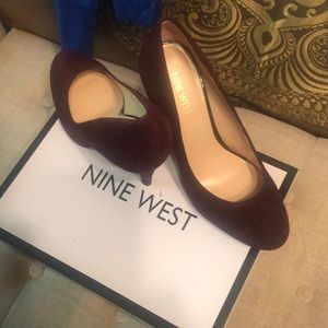 NINE WEST Burgundy pump, 4 inch heel, suede, never worn